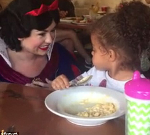 美国2岁女童遇白雪公主竟一脸嫌弃 逗乐一众网友