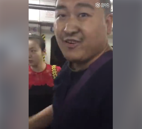 北京地铁又现咸猪手 被抓后称：喜欢谁就摸谁