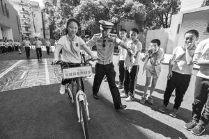 四川一小学对年满12周岁学生进行“单车驾照”考试