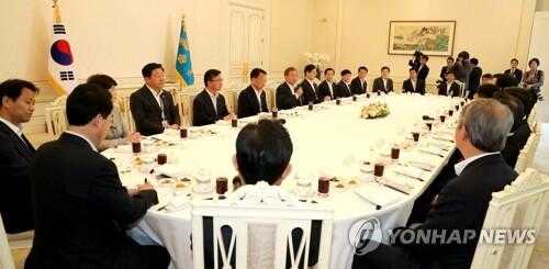 资料图：文在寅为朴槿惠政府阁员举行告别午宴