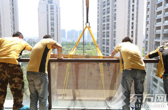 上海市民50万买100寸彩电 花了6小时才装好