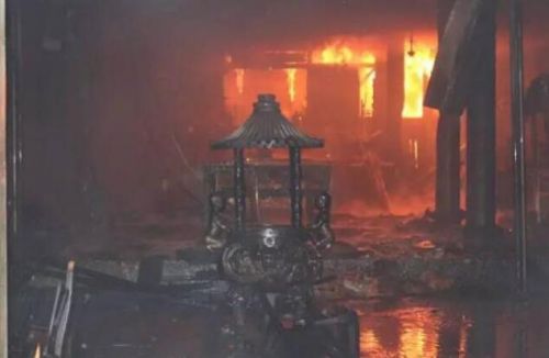 泉州东石800多年天后宫凌晨大火 天井冒浓烟