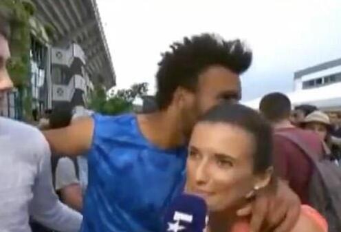 21岁法国小将马克西姆-哈姆遭除名 因在采访中强吻女记者