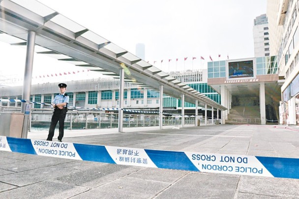 黑衣女放置炸弹状物体 香港警方追查女子身份和动机