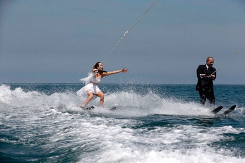 惊险刺激！黎巴嫩新人夫妇选择“水上漂”婚礼