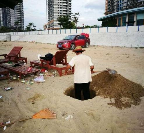 直接挖坑埋沙滩？！厦门一小区保洁员竟这样处理垃圾！