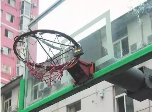 这些篮球场“侵占者” 比洛阳广场舞大妈还恶劣