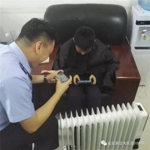 陕西：警察上班时间打游戏 为机智的民警小哥点赞！