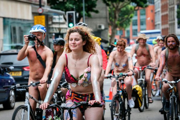 近日，英国布里斯托尔郡举行了一年一度的世界裸体自行车赛，大约200名选手参加了比赛，环城骑行7英里路（约11公里）。本次裸体自行车赛除了倡导绿色出行，还抗议自行车在马路上的脆弱处境，希望骑车者能得到更多尊重。