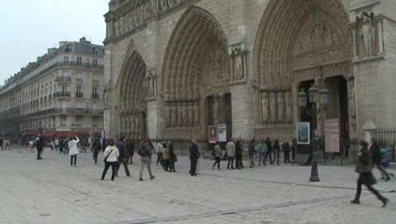 巴黎圣母院一男子袭警被击伤 高呼为了叙利亚 袭击者是什么组织？