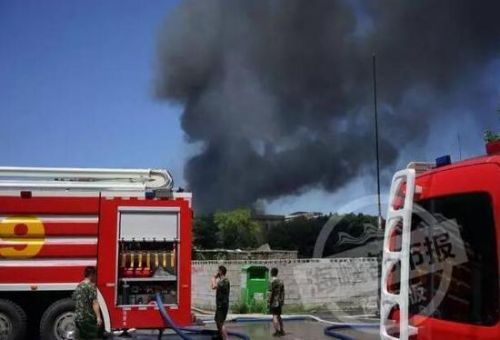 泉州石狮一工厂突发大火浓烟滚滚 600多平方米厂房被烧