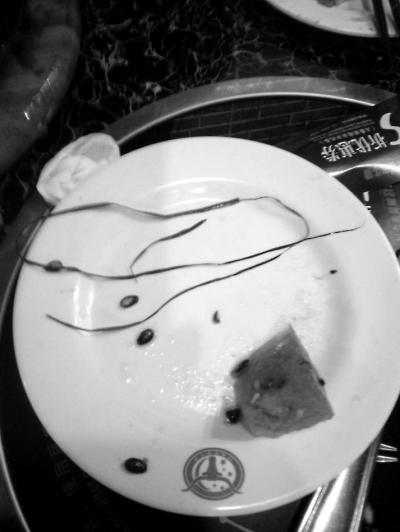 泉州：自助餐吃出三根青草 女客户要求退一半餐费被拒