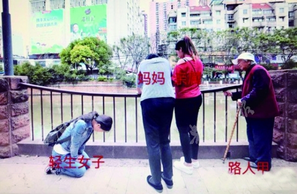 贵州小伙王加勇跳江救人不幸遇难 轻生女跪地向其母亲道歉（2）