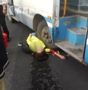 公交司机忘关车门 乘客瞬间飞出惨遭碾压拖行数十米