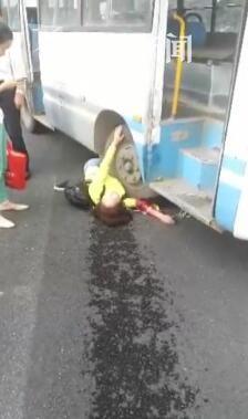 公交司机忘关车门 乘客瞬间飞出惨遭碾压拖行数十米