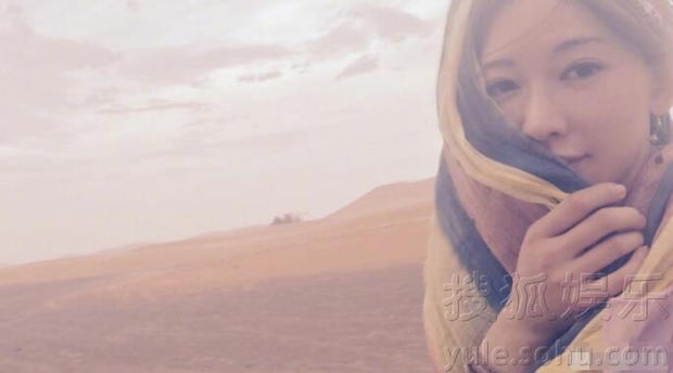 林志玲沙漠中骑骆驼 笑容甜美性感迷人