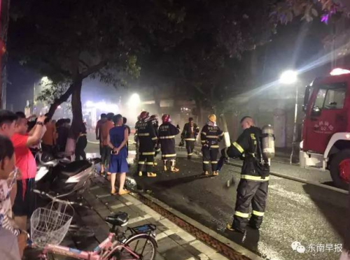 泉州中山路步行街深夜大火 出动8辆消防车