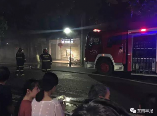 泉州中山路步行街深夜大火 出动8辆消防车