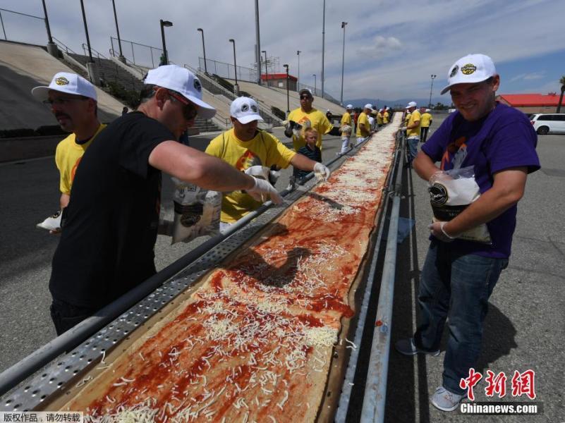 吃货的福音？美国民众制作2.13公里长披萨 打破世界纪录
