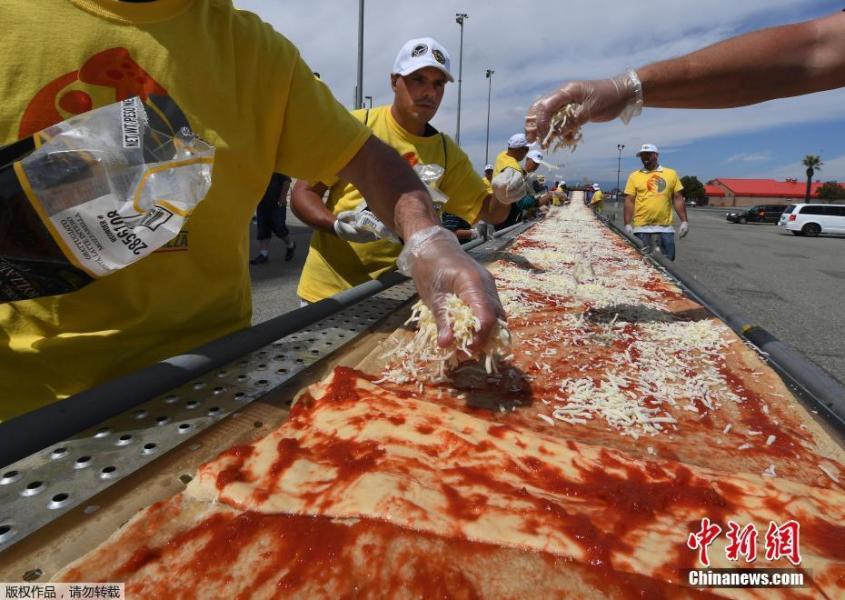吃货的福音？美国民众制作2.13公里长披萨 打破世界纪录