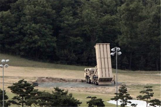 部署在韩国星州高尔夫球场的萨德发射车