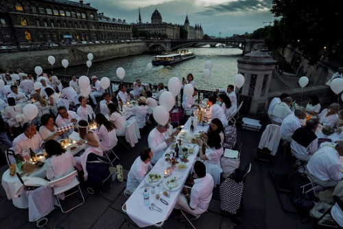 巴黎“白色晚宴”开启：近7000人身着白优雅就餐(图)
