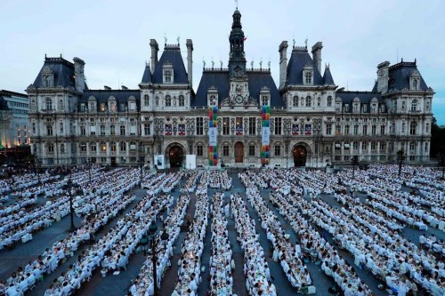 巴黎“白色晚宴”开启：近7000人身着白优雅就餐(图)