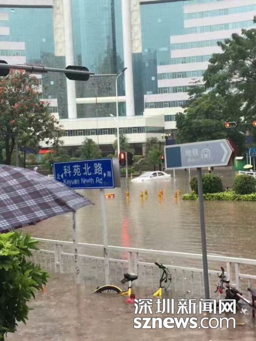 深圳暴雨来袭！深圳地铁部分站点遭水淹 道路积水严重