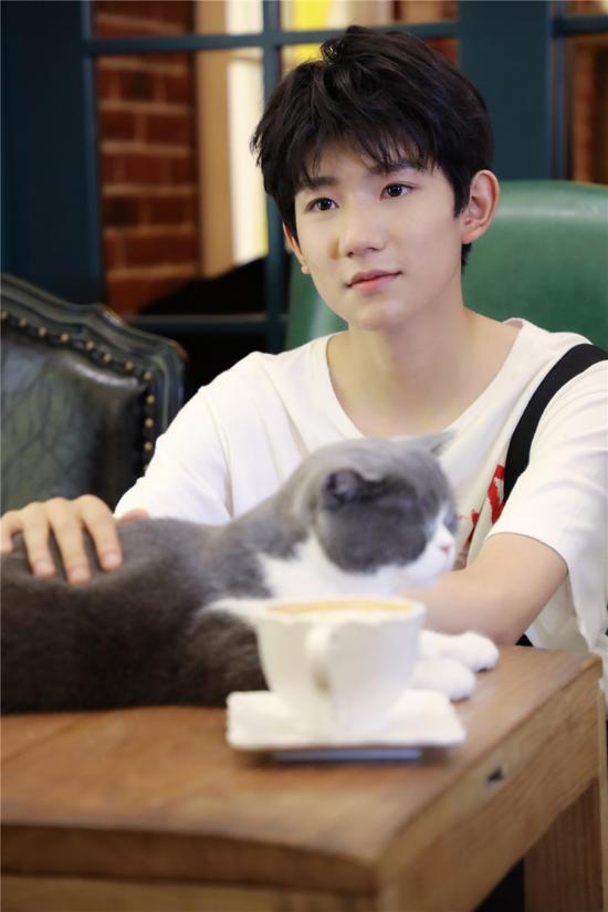 王源南锣鼓巷撸猫 粉丝：好想做他怀里的那只猫