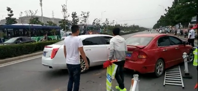 郑州：豪车无视交警撞本田离去 凯迪拉克车主已被找到