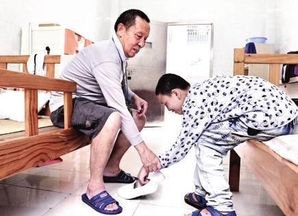 福州：救助站里的“老父亲” 8年照顾8个孩子起居