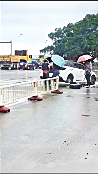 福州:乌龙江南大道坑洼 多辆车被坑爆胎
