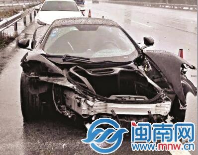 300多万跑车高速路上追尾 车严重损毁司机未受伤