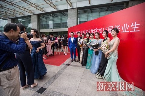 中国传媒大学播音主持系毕业红毯秀：俊男靓女盛装出席告别母校