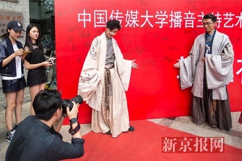 中国传媒大学播音主持系毕业红毯秀：俊男靓女盛装出席告别母校