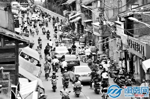 下月起泉州西街东段分时段限行 4辆“小白”免费接驳