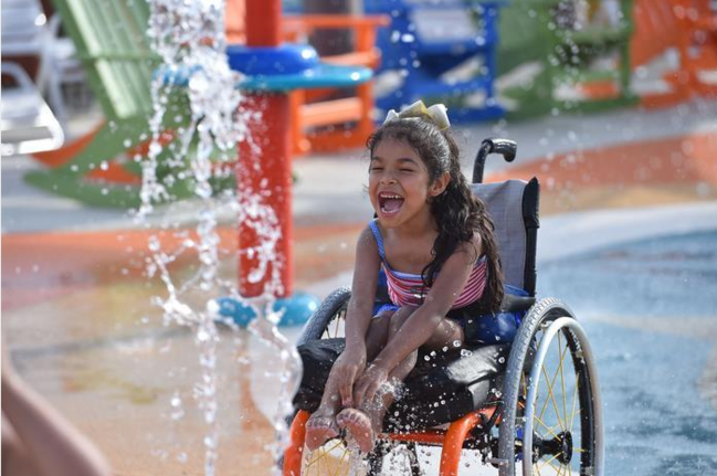 暖心!美国一为残疾人设计的水上乐园受欢迎(图)