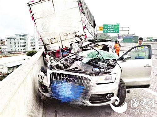 泉州一小车高速上追尾引擎盖撞没了 车上3人均无大碍