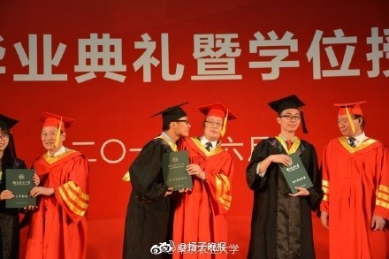 南京农业大学一女学生毕业亲校长 闻若雪：觉得他很萌很可爱（2）