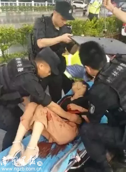 桂林街头发生血案 男子刀捅两女子后跳河 警方拔枪威慑上岸就擒