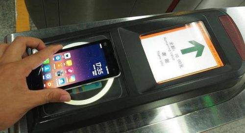 北京地铁今起试点刷手机出行：苹果手机无法使用