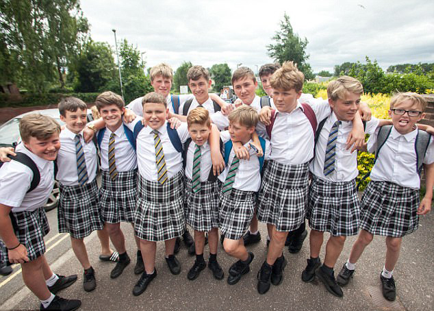 英国小学男生集体穿短裙 抗议“无短裤”校规
