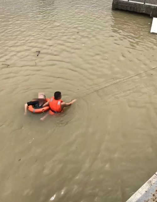 福州：男子跳江溺水 消防员急游百米将他拉上岸