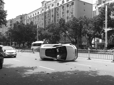 南安一小车撞上隔离栏 “飞”出数米后侧翻倒地