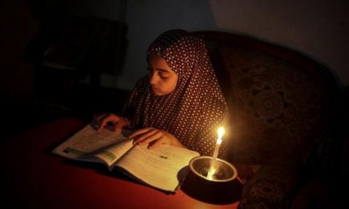 巴勒斯坦加沙城断电状况日益严重 儿童在难民营里秉烛夜读