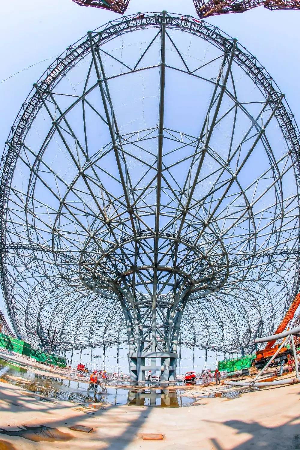 北京新航站楼钢结构封顶 5.2万吨网架组成钢铁“凤凰”