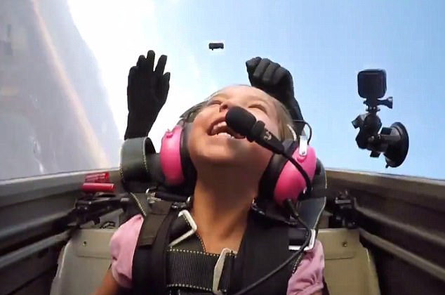 美国一小女孩驾驶飞机表演360度旋转特技很享受
