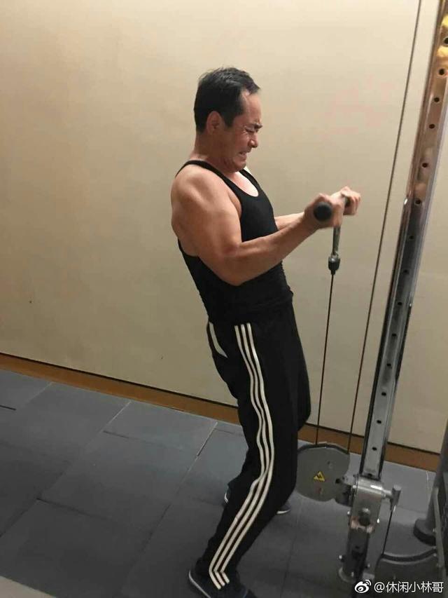 杨幂爸爸健身照片曝光健身成果明显 59岁身材依旧壮硕