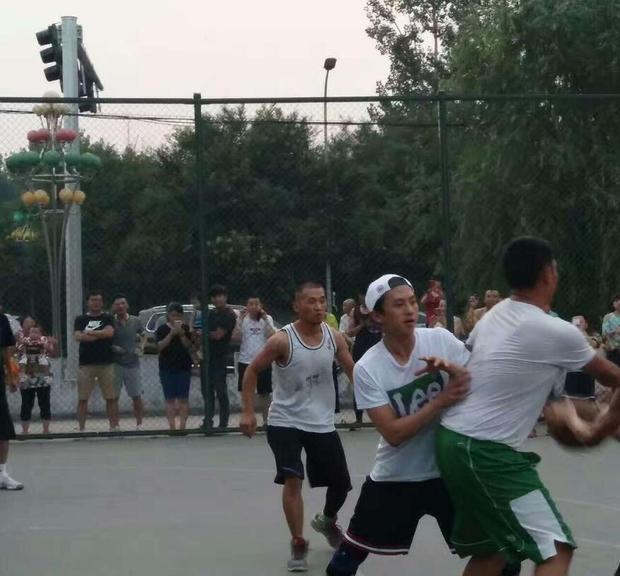 邓超现身北京某篮球外场打球 引大批影迷球迷围观
