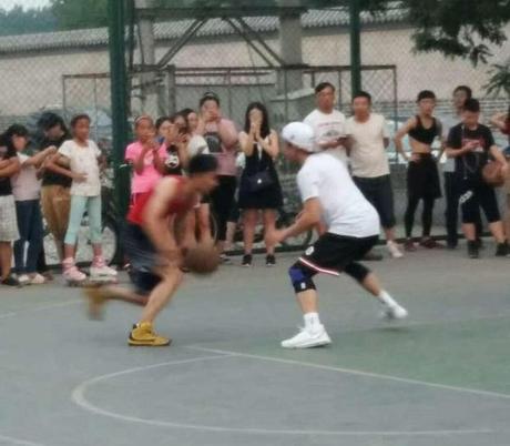 邓超现身北京某篮球外场打球 引大批影迷球迷围观